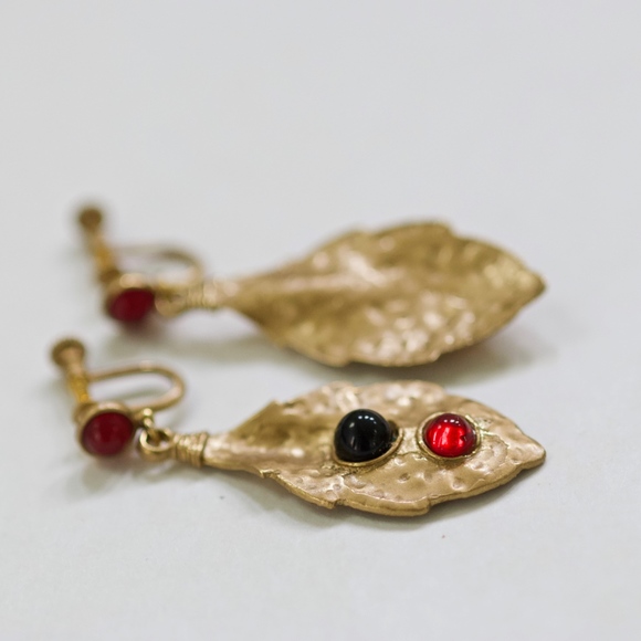 Unique 80's Vintage Black/Red Stone Hammered Clip On Earrings - Picture 4 of 6